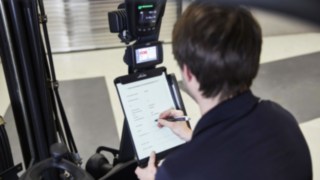Empleado de servicio al teléfono Empleado de servicio al teléfono