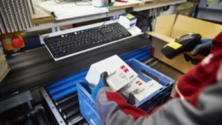 Piezas de recambio de Linde en el almacén Las piezas de recambio de Linde son empaquetadas para los clientes en el almacén