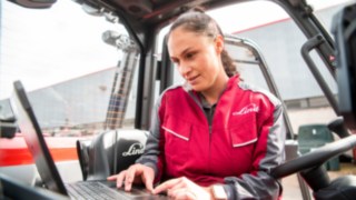 Al transmitir de forma inalámbrica los datos de la carretilla elevadora, se pueden optimizar los procesos de servicio. Técnica de mantenimiento realizando un diagnóstico de errores con el ordenador portátil.