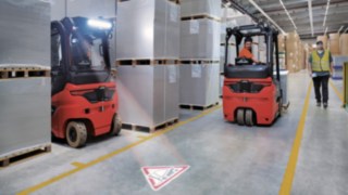 Linde TruckSpot indica la aproximación de la carretilla mediante una señal luminosa. Linde TruckSpot en acción.
