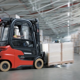 Los modelos E14 – E20 y Xi10 – Xi20 combinan rendimiento, dimensiones compactas y flexibilidad con rentabilidad, ergonomía y conectividad. Una carretilla contrapesada eléctrica Xi20 transporta mercancías en un almacén.