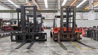 Carretilla antigua en almacén industrial con desgaste