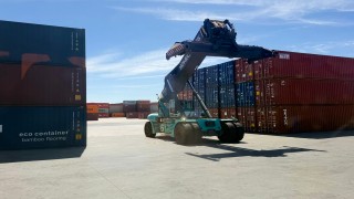 Portador de contenedores en la TMZ(Terminal Marítima de Zaragoza) de Grupo Serma