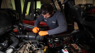 Mecánico Serma repara carretilla elevadora en Zaragoza