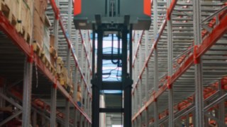 Recogepedidos Linde MH, proporcionado por Serma, en almacenes de Soria