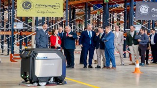 Robot Cenobot de Serma limpia suelo en las nuevas instalaciones de Coferdroza